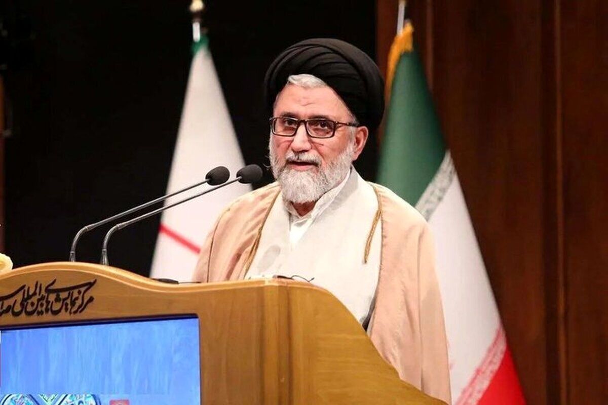 خطیب: دشمن تلاش می‌کند رهبری را هدف قرار دهد؛ گاهی با ترور و گاهی با هجمه‌های خصمانه که امروز احیاناً در درون کشور هم به آن می‌پردازند