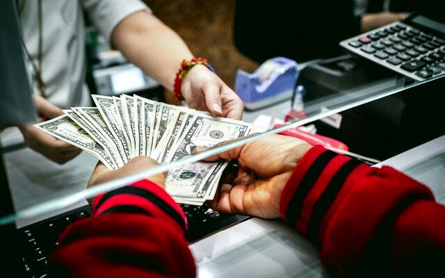 بانک مرکزی: صرافی‌ها ارز صادرکنندگان را به متقاضیان بفروشند