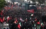 حرکت خودرو حامل پیکر رهبر شهید انقلاب و خانواده ایشان در بین جمعیت تشییع کننده+ فیلم