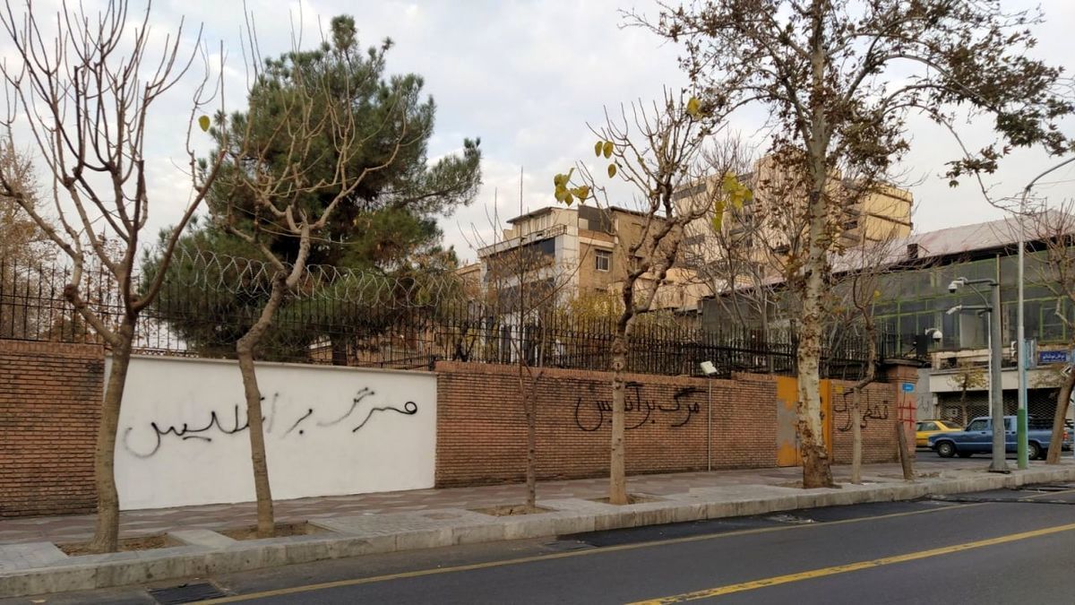 شعارنویسی روی دیوار سفارت انگلیس/ به سفیر بگید دوباره سطل رنگ رو بیاره + عکس 