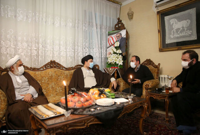 تصویری از سیدحسن خمینی در منزل شهید فخری زاده