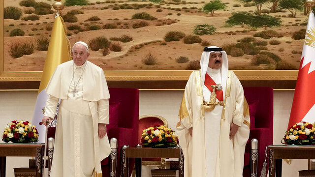 چرت زدن پادشاه بحرین هنگام سخنرانی پاپ سوژه شد! 