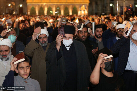 عکسی از مناجات سید حسن خمینی در شب قدر