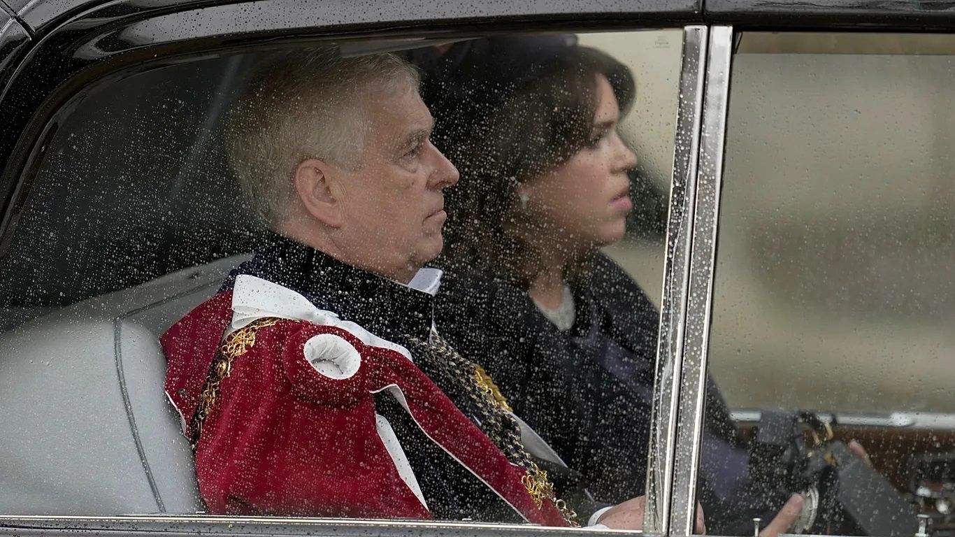 پادشاه انگلیس برادرش را از خاندان سلطنتی بیرون کرد