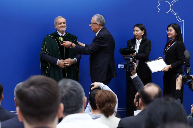 پوشش متفاوت پزشکیان هنگام دریافت دکتری افتخاری + فیلم