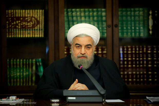 روحانی: دولت از خدمت به خانواده شهدا و ایثارگران دریغ نکرده و نخواهد کرد