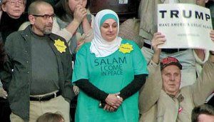 اخراج یک زن مسلمان از میتینگ ترامپ