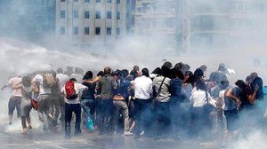 درگیری شدید پلیس با معترضان ترک