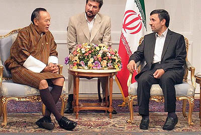 لباس عجیب مقام حاضر در نشست «نم»