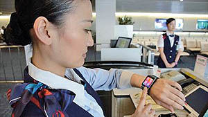 ساعت‌های هوشمند  به کمک کارکنان هواپیمایی ژاپن می‌آیند