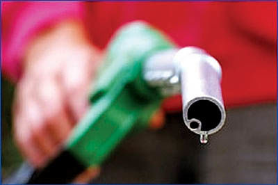 بنزین استاندارد است،خودروسازان بهانه می‌آورند