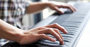 پیانوی لمسی با ترکیب موسیقی سنتی و الکترونیکی