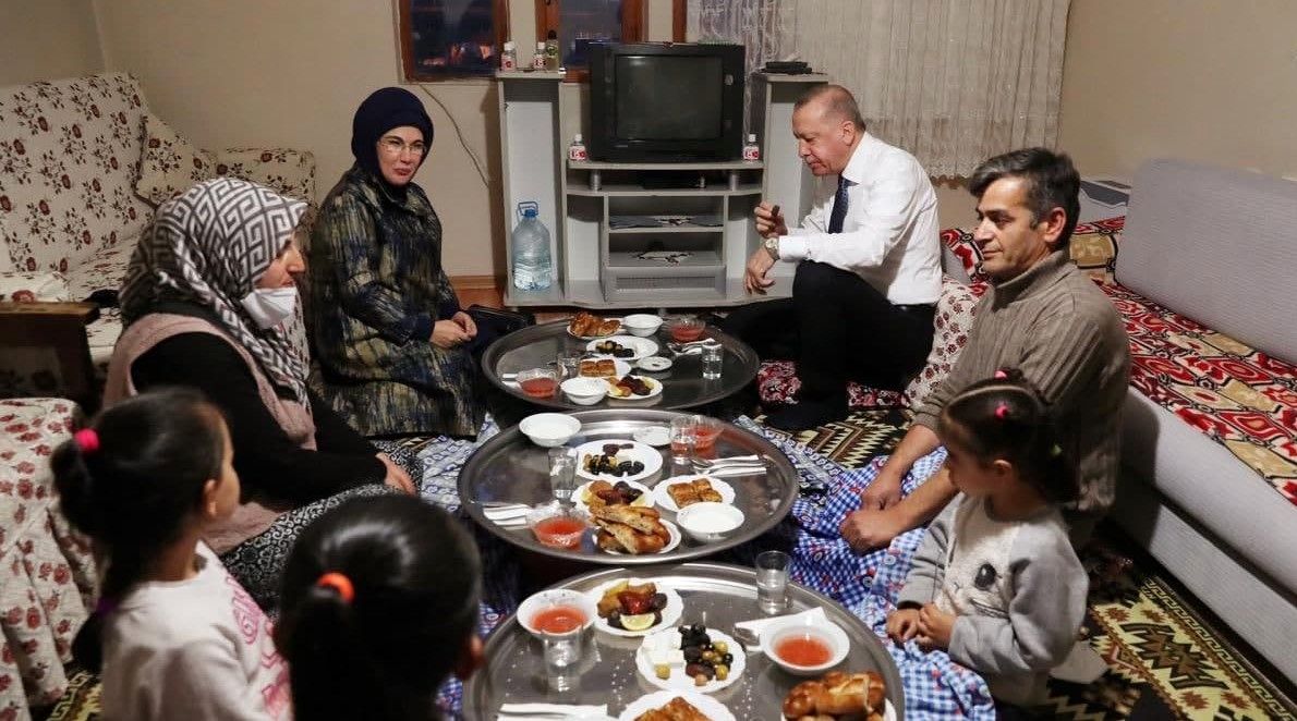 اقدام جالب اردوغان وهمسرش در اولین روز ماه رمضان/ عکس 