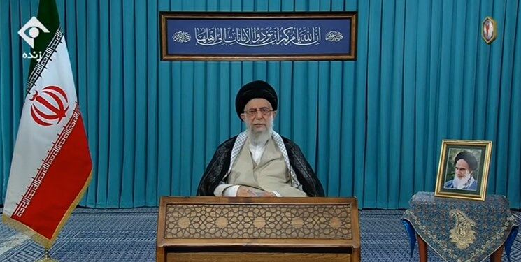 ترجمه آیه نصب شده در محل سخنرانی رهبر انقلاب