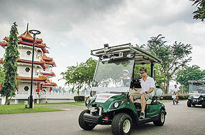 اولین خودرو بدون راننده در پارک سنگاپور