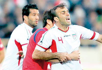 جلال حسینی در کنار بزرگان فوتبال جهان
