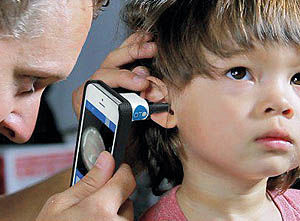 معاینه گوش کودکان در خانه با موبایل