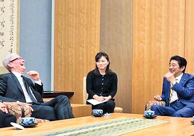 ملاقات تیم کوک با نخست‌وزیر ژاپن