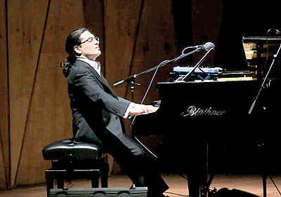 سامان احتشامی در تالار وحدت پیانو می‏نوازد