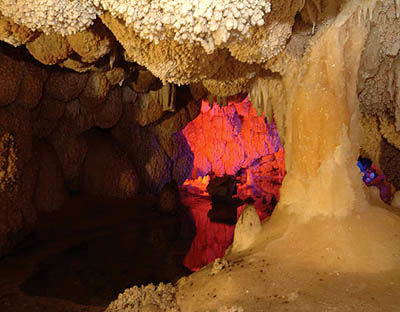 غار نخجیر؛ میزبان مسافران نوروزی