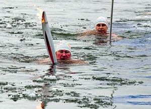 مشعل المپیک به زیر دریا برده شد