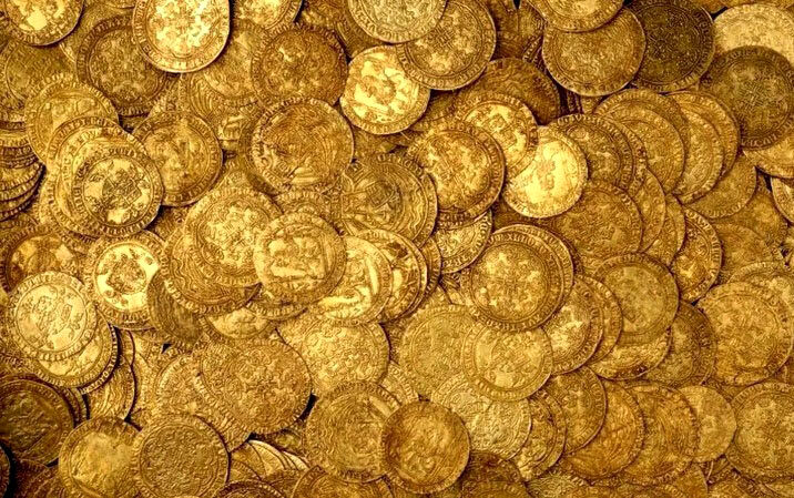 بیرون آمدن بزرگ‌ترین گنج اروپا از زیر خاک | عکس