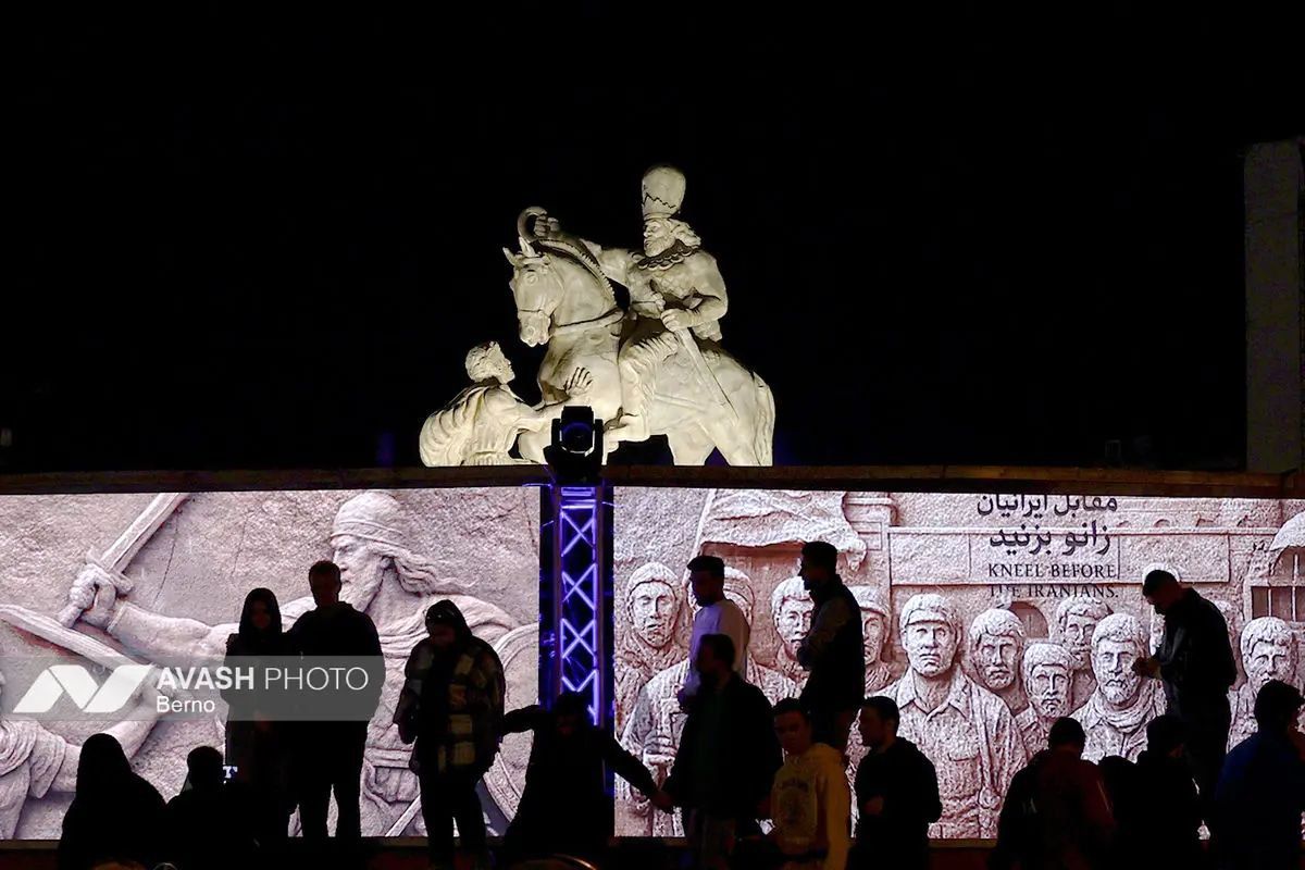رونمایی از مجسمه «زانو زنندگان برابر ایران»+ عکس