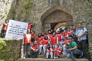 ثبت رکورد بچه‌های معلول باران به‌خاطر صعود به قلعه رودخان