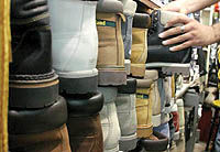 ماده اولیه تولید کفش در ایران نایاب شد