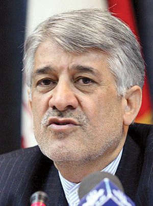 قاسم حسینی: افزایش حقوق و واردات میوه با پول نفت اشتباه است