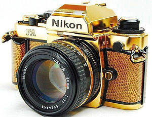 عرضه محدود یک دوربین قدیمی با بدنه طلا