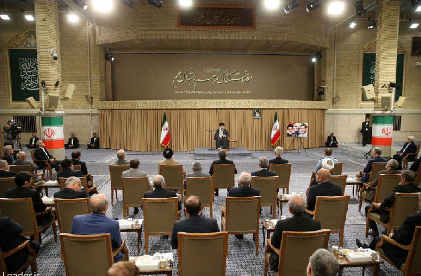 توصیه‌های  اقتصادی رهبر انقلاب به دولت پزشکیان/ در حل مشکلات نباید منتظر تحولات بیرونی بود/ به‌گونه‌ای بازار را مدیریت کنید که مردم احساس نکنند بازار رها شده است