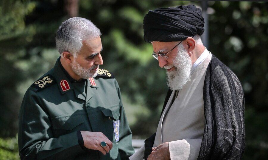 عکسی از امضای رهبر انقلاب بر روی کفن شهید سردار سلیمانی