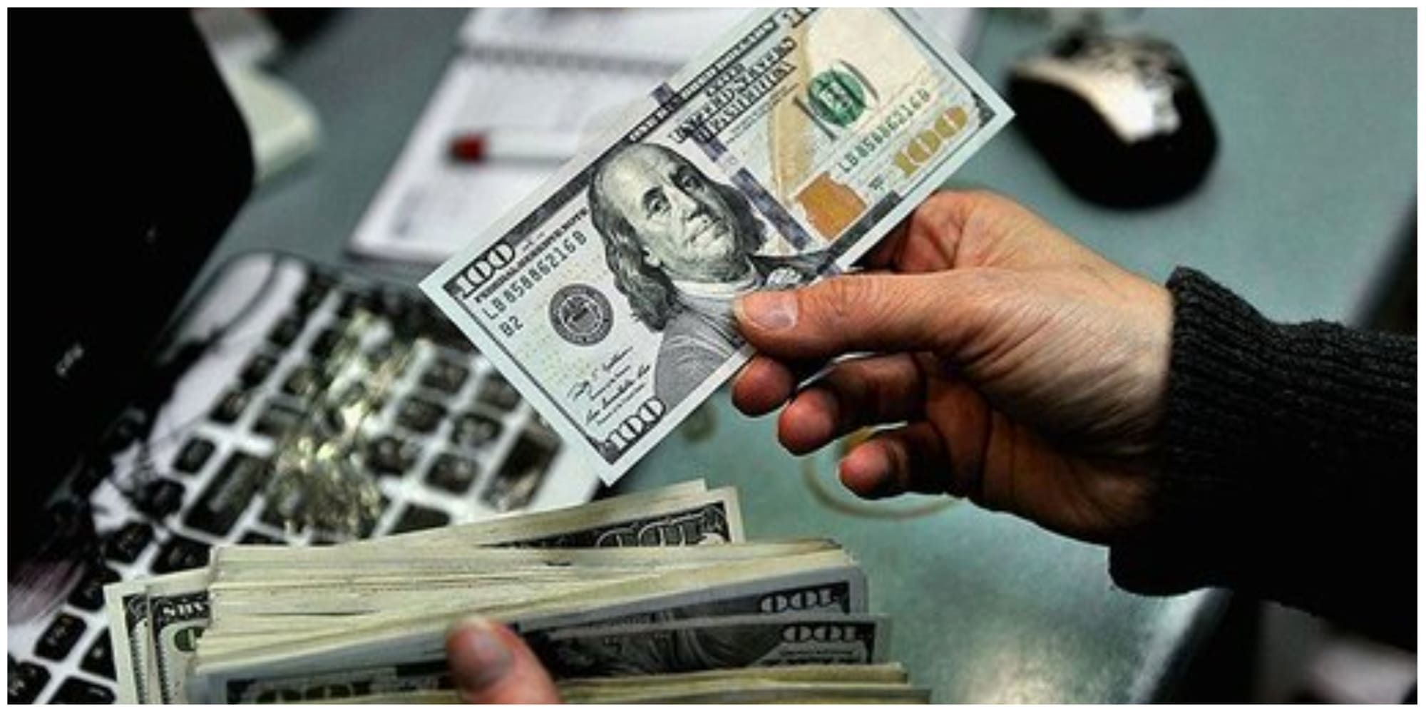 اثر تعطیلی بازارهای همسایه روی دلار تهران 