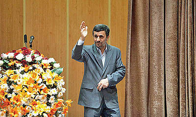 احمدی نژاد: پوشیدن کت و شلوار مهم نیست، روحیه خدمت مهم است