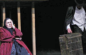 گلاب آدینه با «بیوه‌های غمگین سالار جنگ» در تئاترشهر