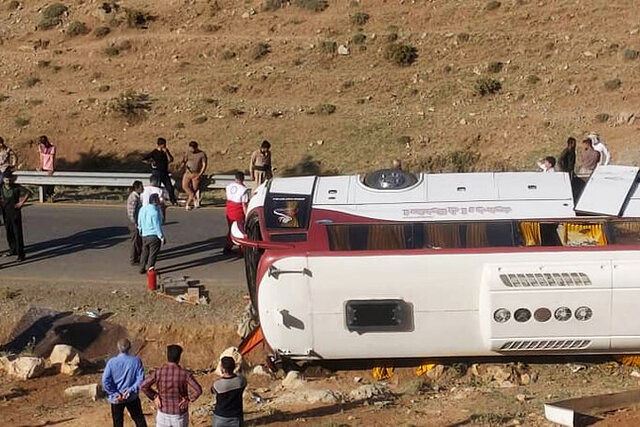 دلیل واژگونی اتوبوس حامل خبرنگاران اعلام شد 