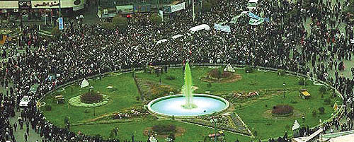 ماجرای سیاسی شدن فواره سبز رنگ یک حوض در سفر احمدی‌نژاد به مشهد