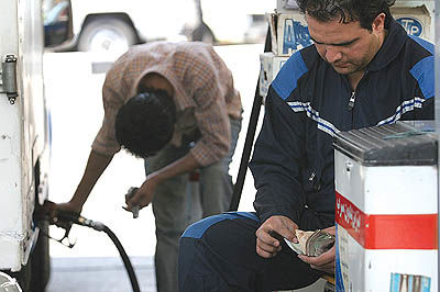 دولت عرضه آزاد بنزین را بررسی می‌کند