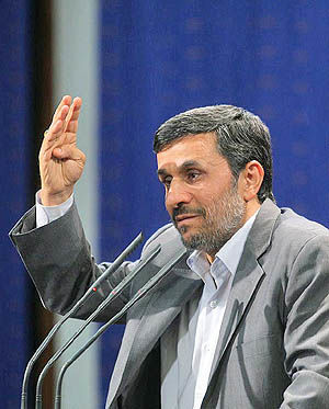 احمدی نژاد: همه فرازهای تاریخ بشر غیر از عاشورا در 32 سال اخیر تکرار شد