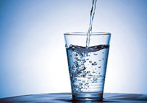سالمندان روزانه  شش تا هشت لیوان آب بنوشند