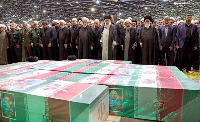 دعاهایی که رهبر انقلاب در نماز برای شهید رئیسی خواندند