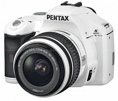 یک دوربین عکاسی حرفه‌ای با بدنه سفید رنگ