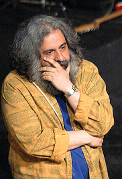 پرویز پرستویی و نمایش چهار سال آشوب در تئاتر ایران