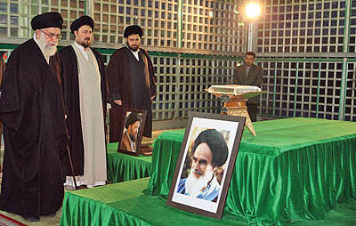 حضور رهبر معظم انقلاب اسلامی در مرقد مطهر امام راحل