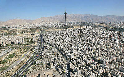 ازدحام جمعیت پشت دیوار شهر تهران