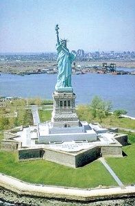 پرده‌‏برداری از مجسمه آزادی در ورودی بندر نیویورک