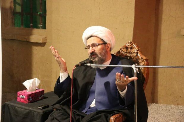 شنیدن صدای نامحرم فی نفسه اشکالی ندارد؛ آنچه محل اشکال است این است که زن با ناز و عشوه سخن بگوید