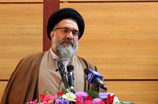انتقاد امام جمعه یاسوج از فضای مجازی/ 4 تا آدم فریب خورده فکر می‌کنند که می‌توانند پایه‌های انقلاب را سست کنند