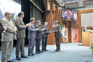 فولاد خوزستان تندیس سیمین جایزه ملی تعالی سازمانی را دریافت کرد